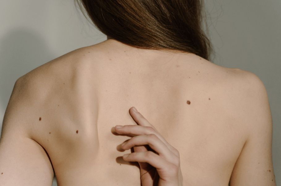 Aquí, diminuto espacio entre mis&nbsp;huesos