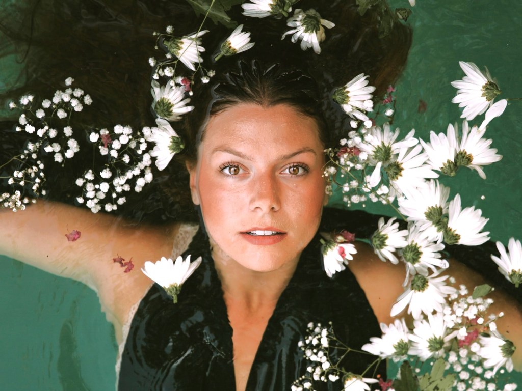 poesia sobre flores mujer suicidio petalos cynthia calani