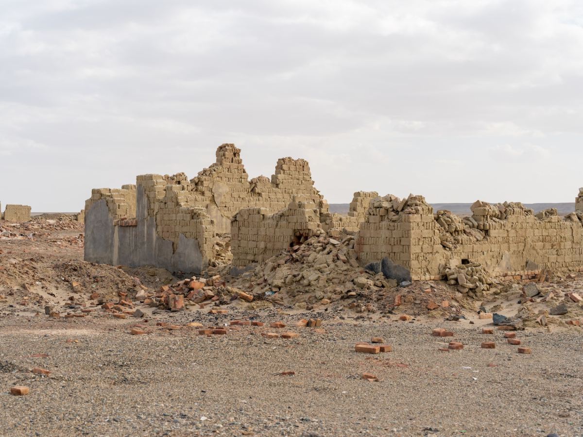 Una diosa llora ante unas&nbsp;ruinas
